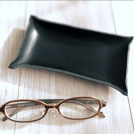シンプルな黒の革製メガネ置き