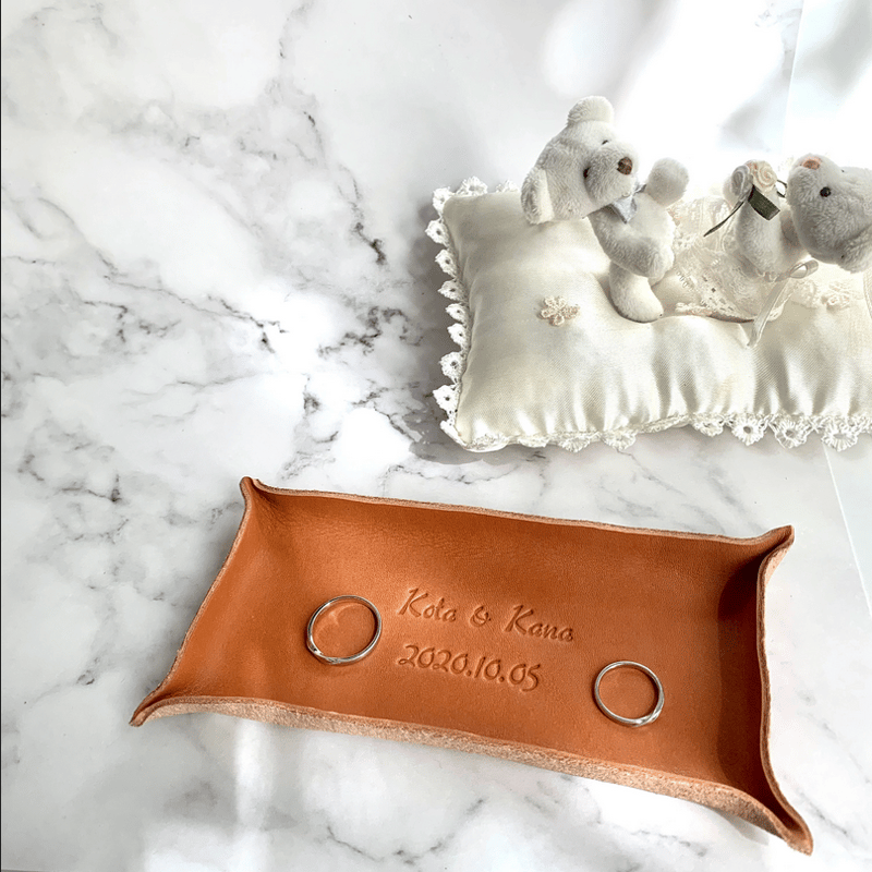 名前と記念日を刻印します…シンプルな革のリングピロー リングトレイ