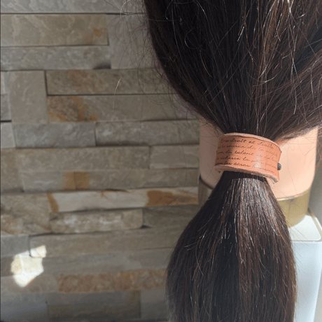 英文字柄　ヘアカフス レザーヘアゴム ブレスレットにも 【ダークブラウン】