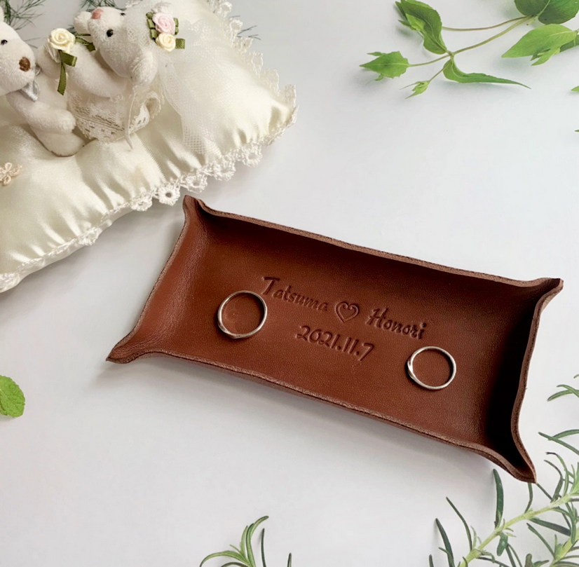 名前と記念日を刻印します…シンプルな革のリングピロー リングトレイ