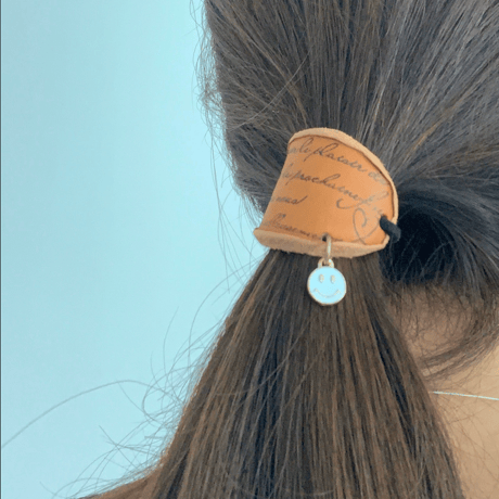 新作揺れる ニコちゃん　レザーヘアゴム 革のヘアゴム スマイル
