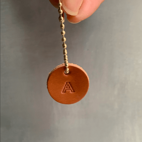 選べるカラー！イニシャル入り　レザー　チャーム　ストラップ　キーホルダー