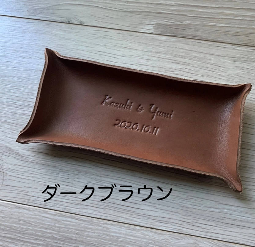 名前と記念日を刻印します…シンプルな革のリングピロー リングトレイ