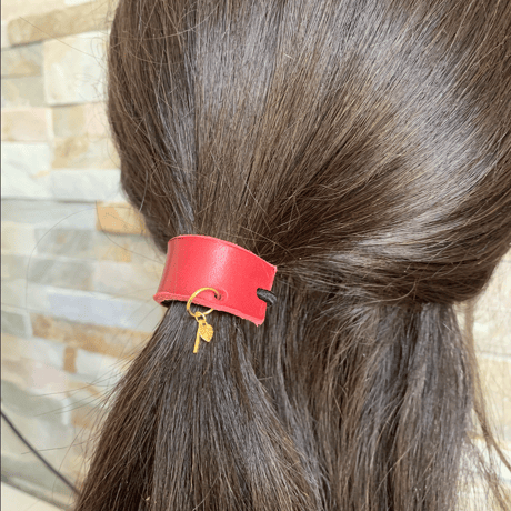 “揺れる ” 革とハートのヘアゴム レザーヘアゴム