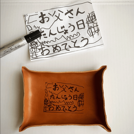 感謝の気持ちを革に刻む【敬老の日ギフト】お孫さんの心温まるお絵描きレザートレイでメッセージを贈ろう！