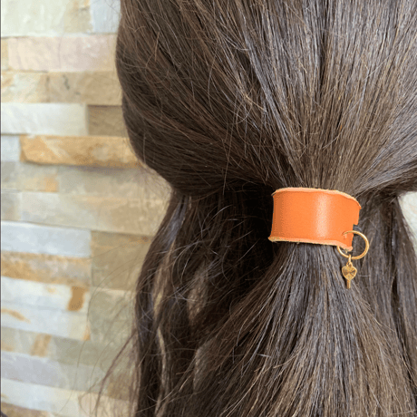 “揺れる ” 革とハートのヘアゴム レザーヘアゴム