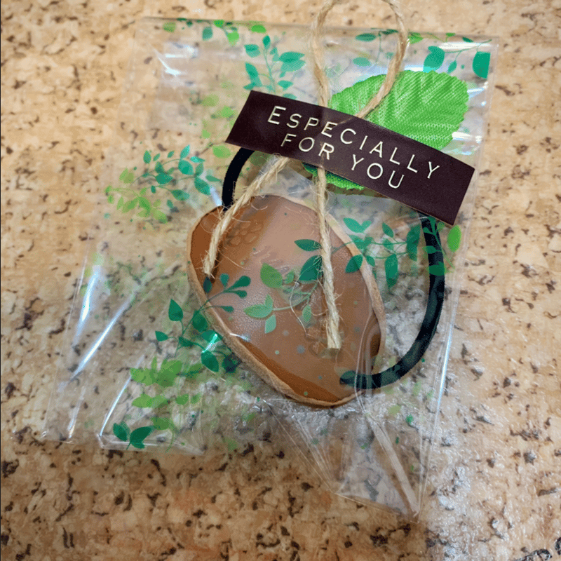 ねぇ、見て！」名前の入った革のヘアゴム 名入れ 刻印 | natural