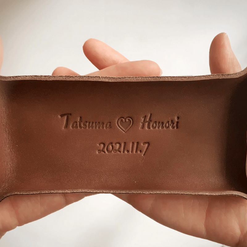 名前と記念日を刻印します…シンプルな革のリングピロー リングトレイ