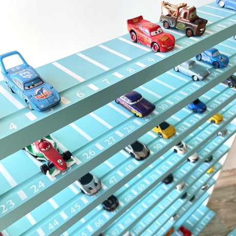 10段 ミニカー収納棚【駐車場･道路柄 溝ありタイプ】【2026年6月中旬～11月中旬頃発送予定】遊べる道路＆交差点①・スロープつき