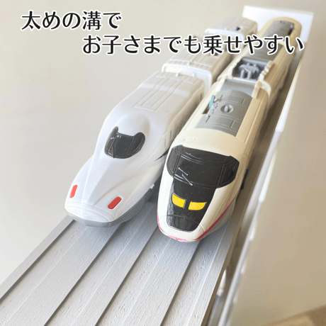 ミニカー6段×レールトイ3段【駐車場･道路柄 溝ありタイプ】【2026年6月中旬～11月中旬頃発送予定】遊べる道路＆交差点①・スロープつき　ミニカー収納棚