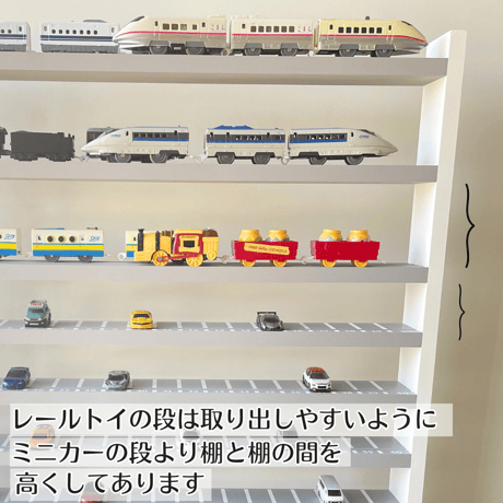 ミニカー6段×レールトイ3段【駐車場･道路柄 溝ありタイプ】【2026年6月中旬～11月中旬頃発送予定】遊べる道路＆交差点①・スロープつき　ミニカー収納棚