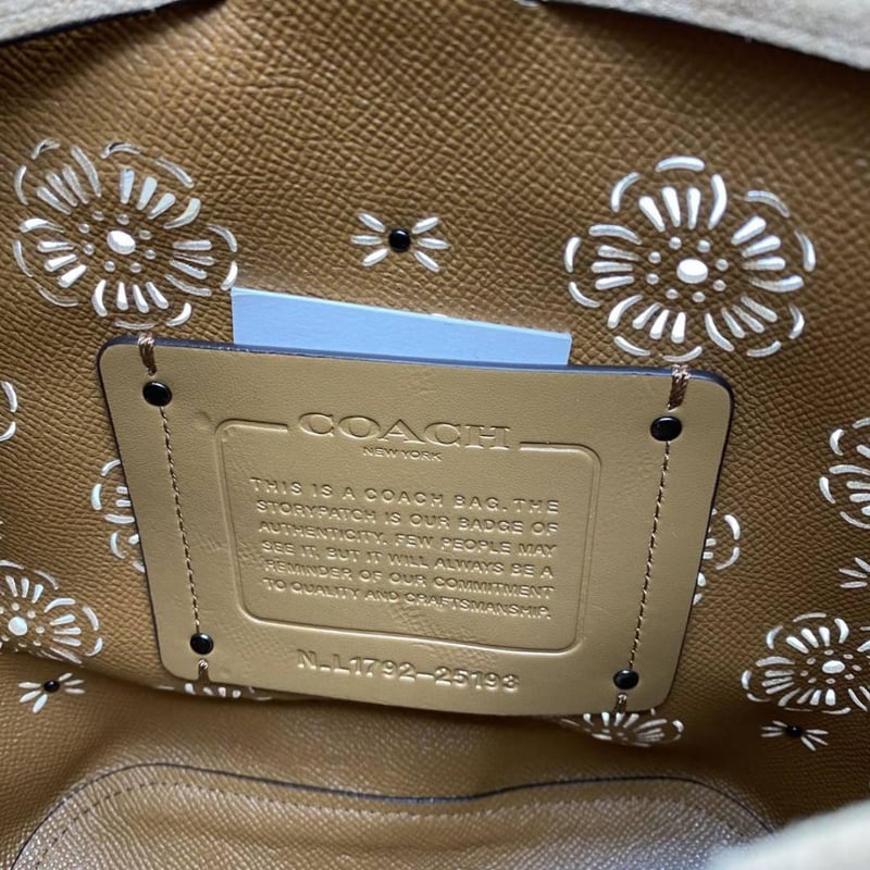 COACH ショルダーバッグ フラワーモチーフ パンチング レザー ベージュ  