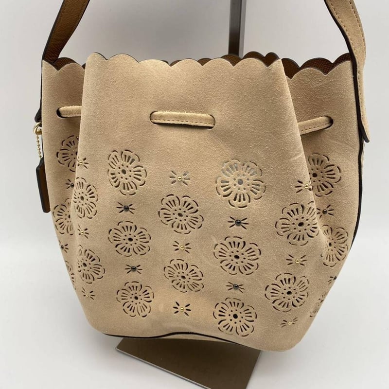 COACH ショルダーバッグ フラワーモチーフ パンチング レザー ベージュ  