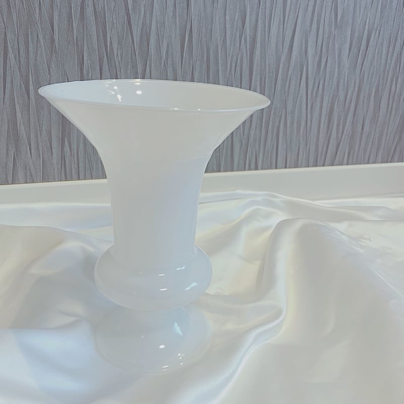 ラッパ型ホワイトフラワーベース | HANADEMOKAZAROW