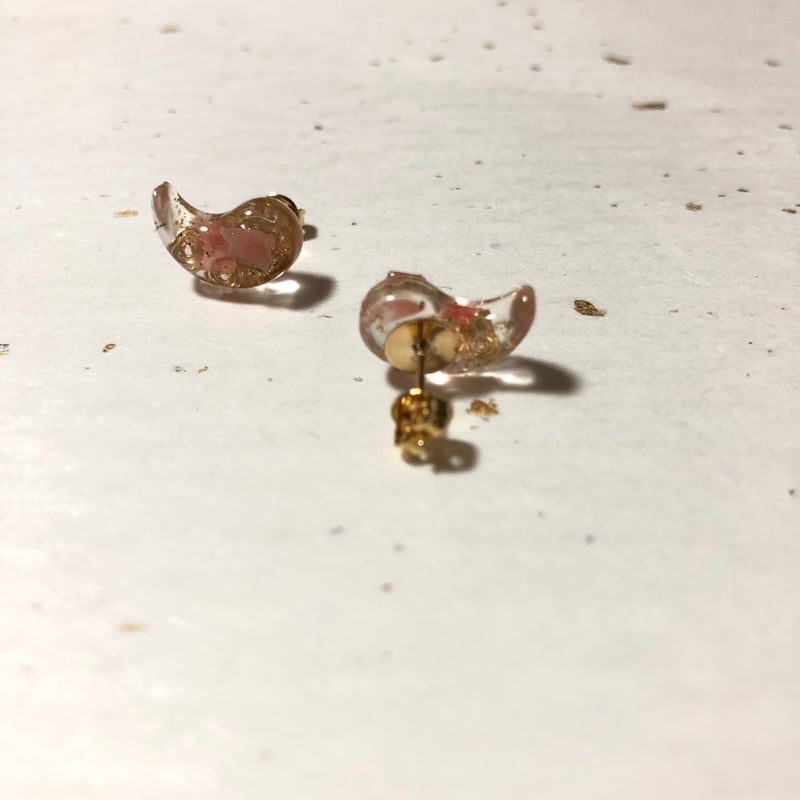 勾玉オルゴナイトのピアス・桜貝 | kokia製作所