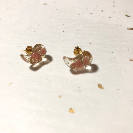 勾玉オルゴナイトのピアス・桜貝
