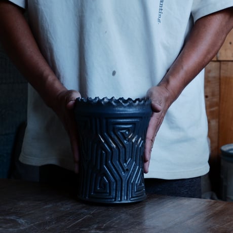 《size L》根本峻吾 作品【 S.N.POT type. tall 「鐡 - 黒焔 - 」5号 】笠間焼 植木鉢［KKT-5］