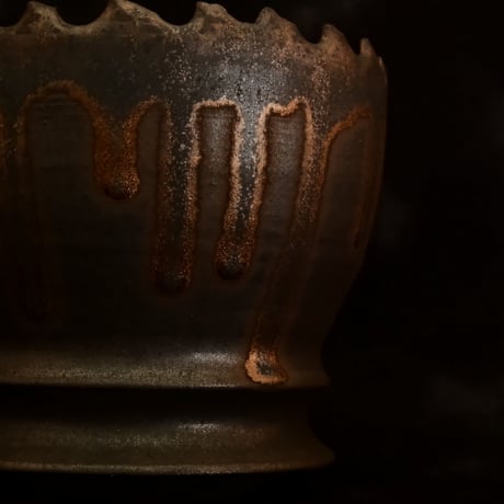 《size M》根本峻吾 作品【 S.N.POT type. round 「 黒焔 - kokuen - 」4号 】笠間焼 植木鉢 [No.5]
