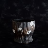 《size M》根本峻吾 作品【 S.N POT type.round「爪牙 -堕天黒- 」4号 】笠間焼 植木鉢 [No.184]