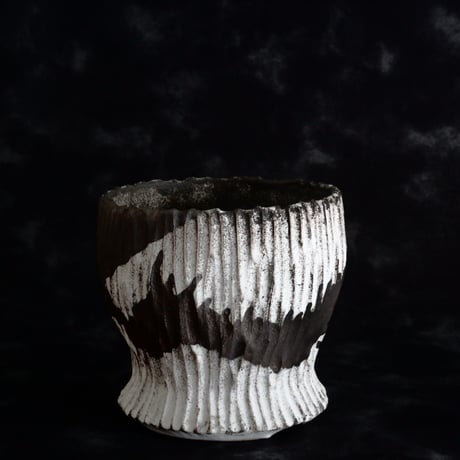 《size M》根本峻吾 作品【 S.N POT type.round「爪牙 -堕天白- 」4号 】笠間焼 植木鉢 [No.186]