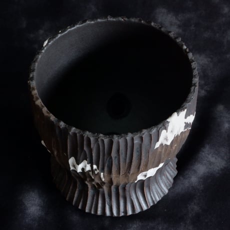 《size M》根本峻吾 作品【 S.N POT type.round「爪牙 -堕天黒- 」4号 】笠間焼 植木鉢 [No.184]