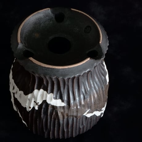 《size M》根本峻吾 作品【 S.N POT type.round「爪牙 -堕天黒- 」4号 】笠間焼 植木鉢 [No.184]