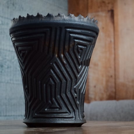 《size XXL》根本峻吾 作品【 S.N.POT type. tall 「鐡 - 黒焔 - 」7号 】笠間焼 植木鉢［KKT-7］