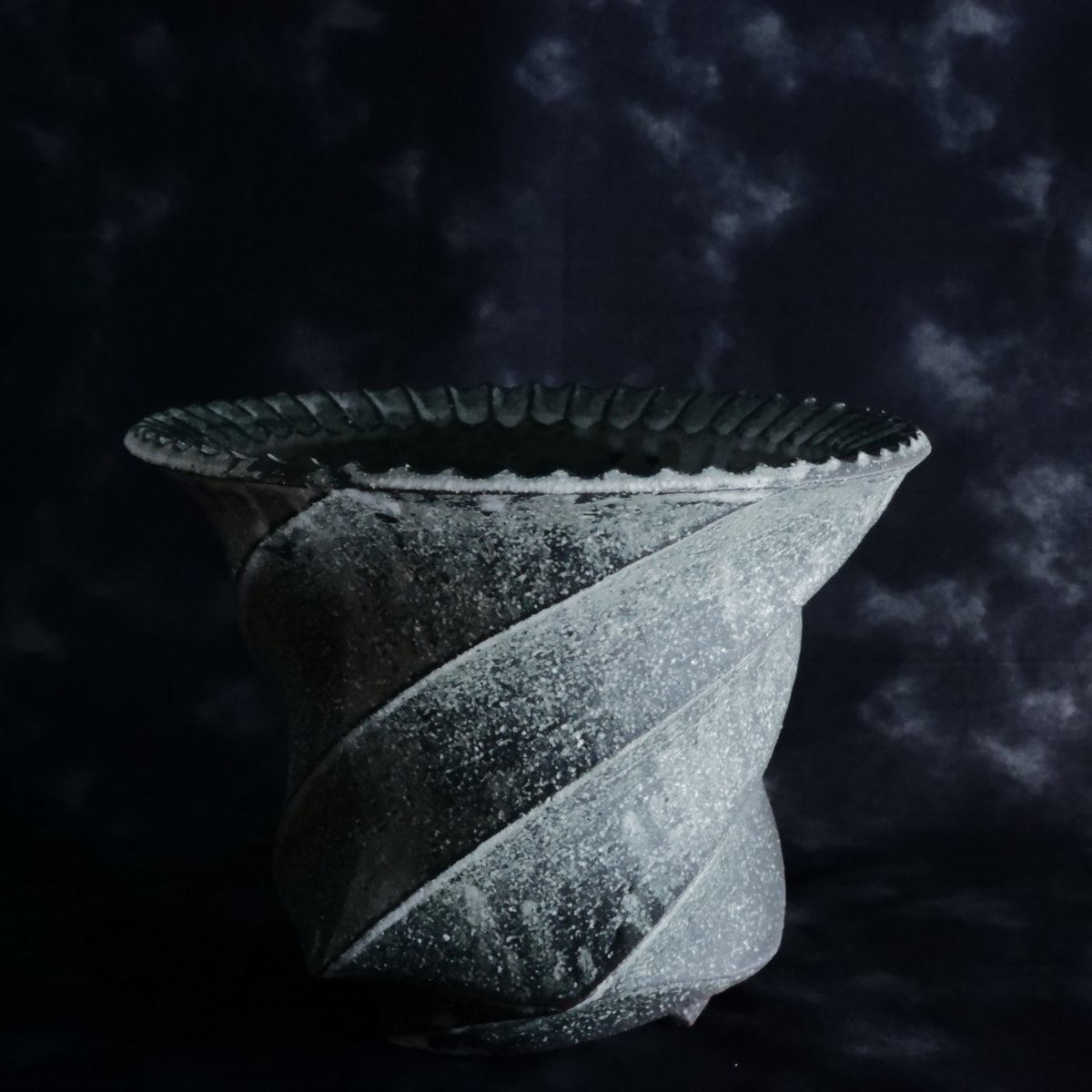 Restock》沖誠 作品【 Spiral - 炭化 - / deep / 5号 】植木鉢 Restock》沖誠 作品【 Spiral - 炭化 - / deep / 5号 】植木鉢