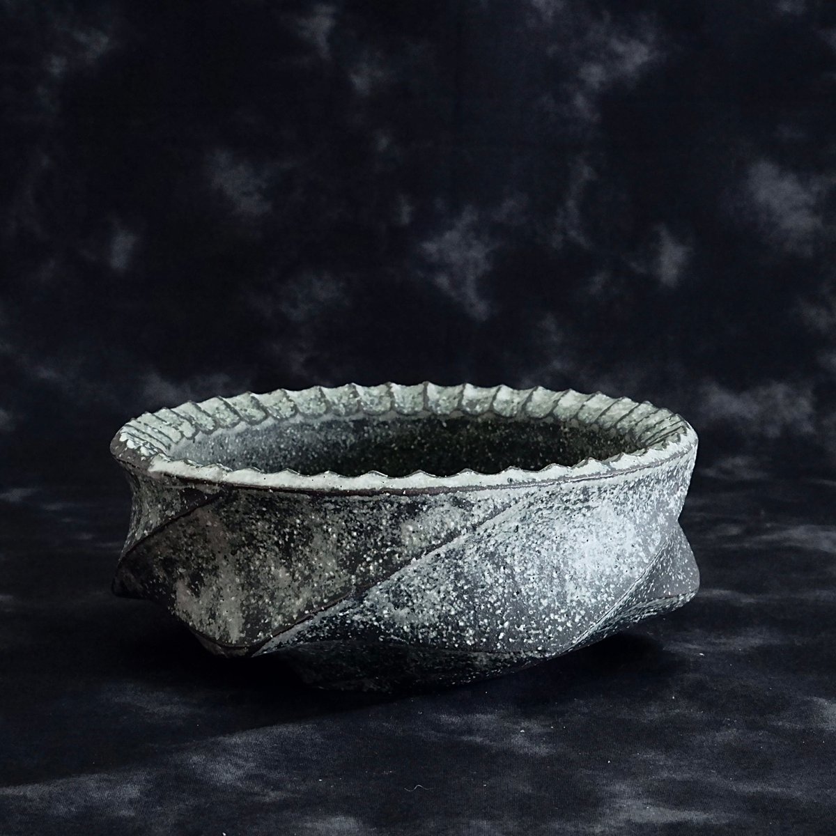 笠間焼　陶秀作　鉄砂層製紋壺 fit=scale-down,w=1200