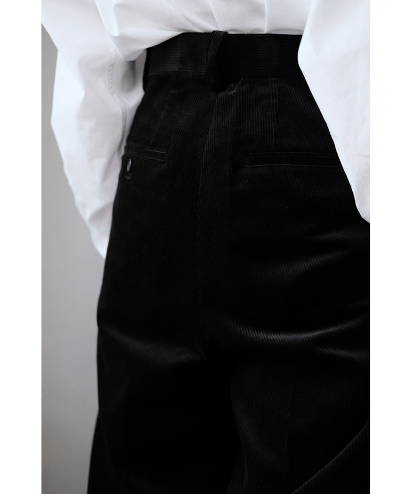 BISOWN / CORDUROY 2TUCK WIDE TROUSERS(Black) |