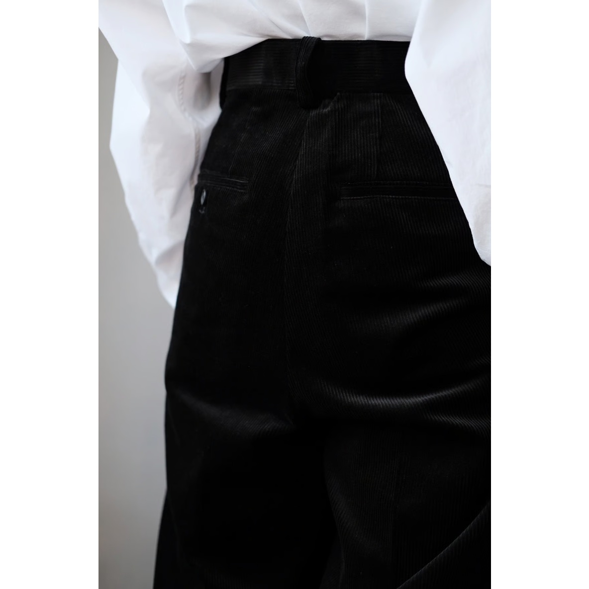 BISOWN / CORDUROY 2TUCK WIDE TROUSERS(Black) |