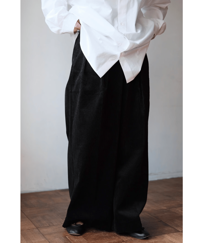 BISOWN / CORDUROY 2TUCK WIDE TROUSERS(Black) |