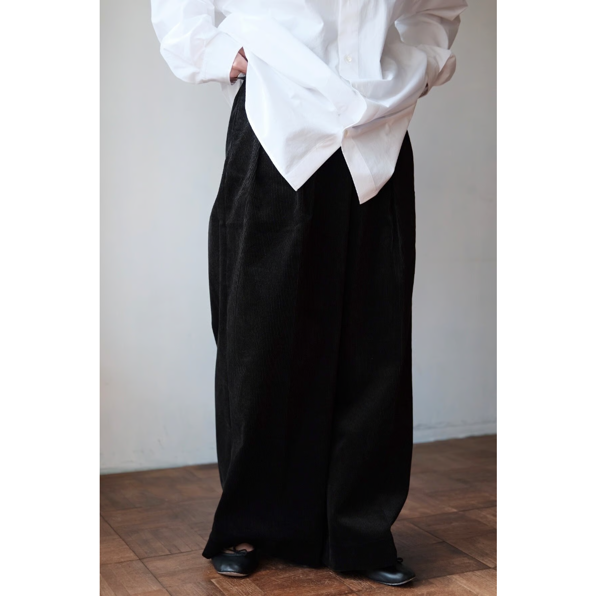 BISOWN / CORDUROY 2TUCK WIDE TROUSERS(Black) |