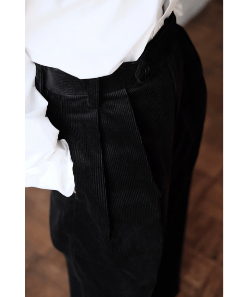 BISOWN / CORDUROY 2TUCK WIDE TROUSERS(Black) |