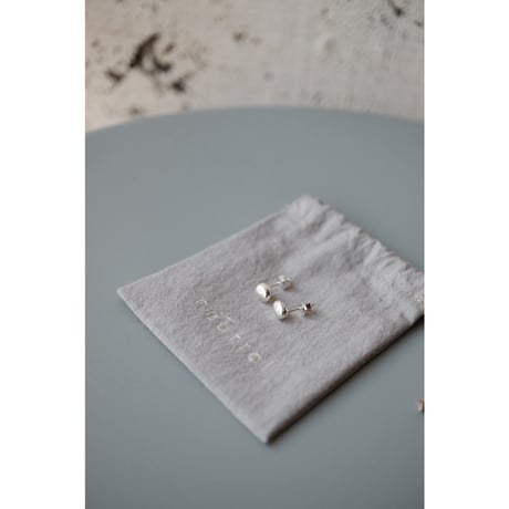 neutral / 石ころのピアス 7.0mm×5.5mm