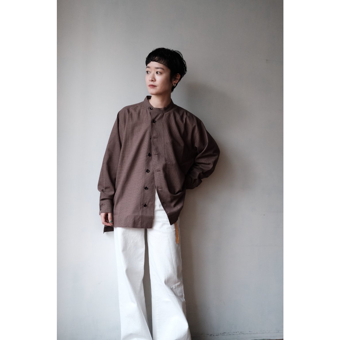 un/unbient アン 25SS 日本製 Stand Collar Shirt ウールトロピカル スタンドカラーシャツ UNSH41 2 Pale Brown Check アンビエント 長袖 チェック トップス【新古品】【中古】【un/unbient】 un/unbient / Stand Collar Shirt(Brick/Black) |