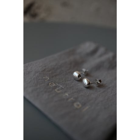 neutral / 石ころのピアス 7.0mm×5.5mm