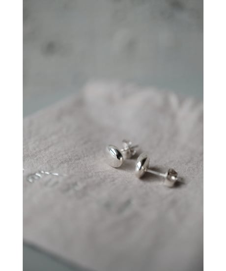 neutral / 石ころのピアス 9.0mm×7.0mm