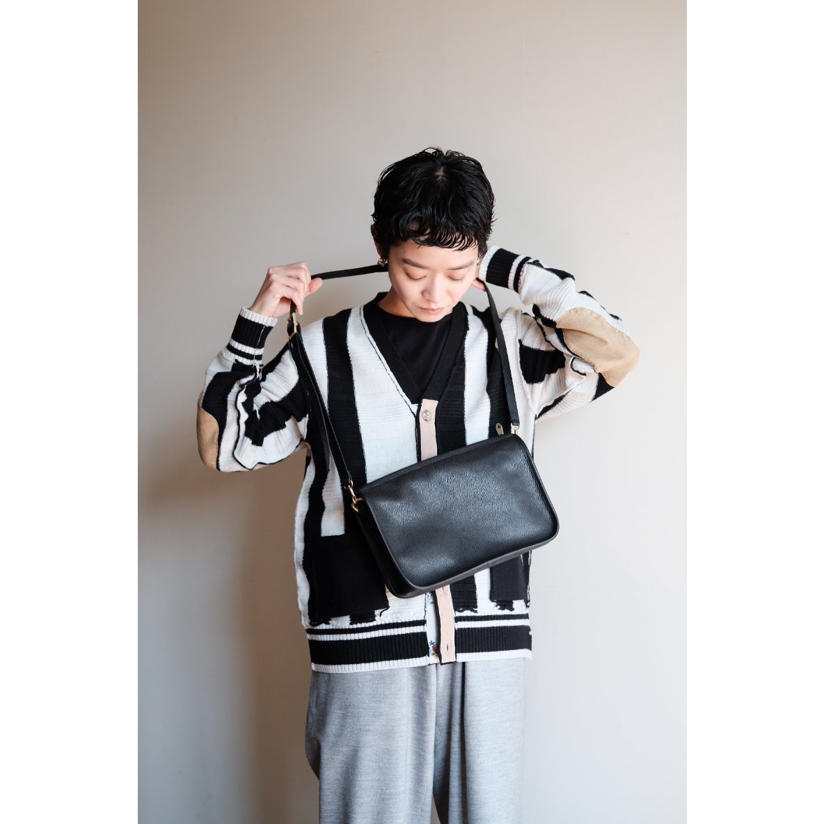 forme Banks - M black　レザーショルダーバッグ forme(フォルメ) Banks 【M】 | ART SCAPE WEB SHOP