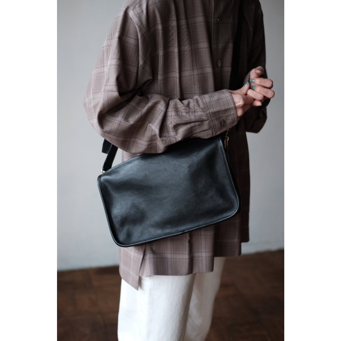 forme Banks - M black　レザーショルダーバッグ forme(フォルメ) Banks 【M】 | ART SCAPE WEB SHOP