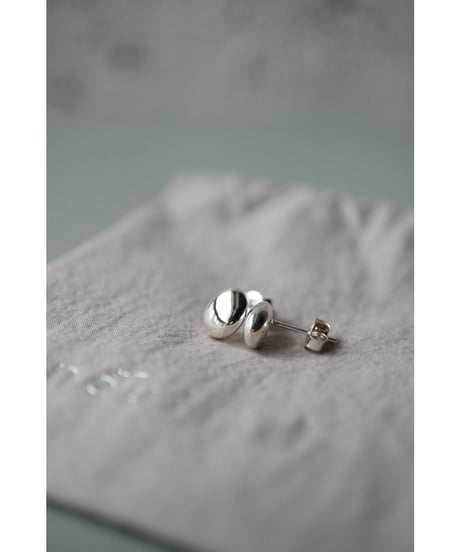 neutral / 石ころのピアス 9.0mm×7.0mm