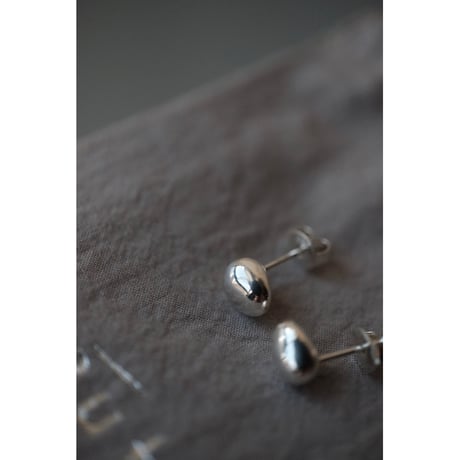 neutral / 石ころのピアス 7.0mm×5.5mm