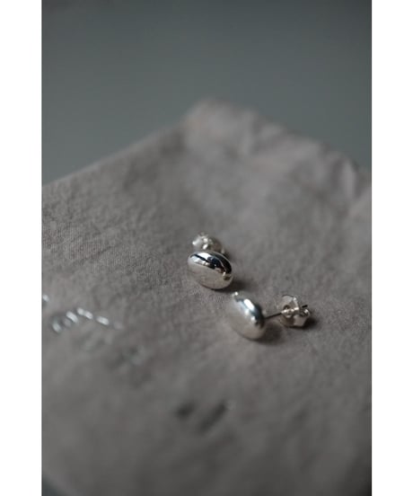 neutral / 石ころのピアス 9.0mm×7.0mm