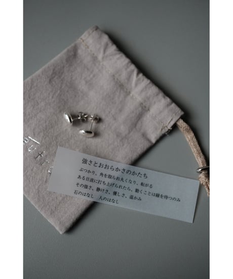 neutral / 石ころのピアス 9.0mm×7.0mm