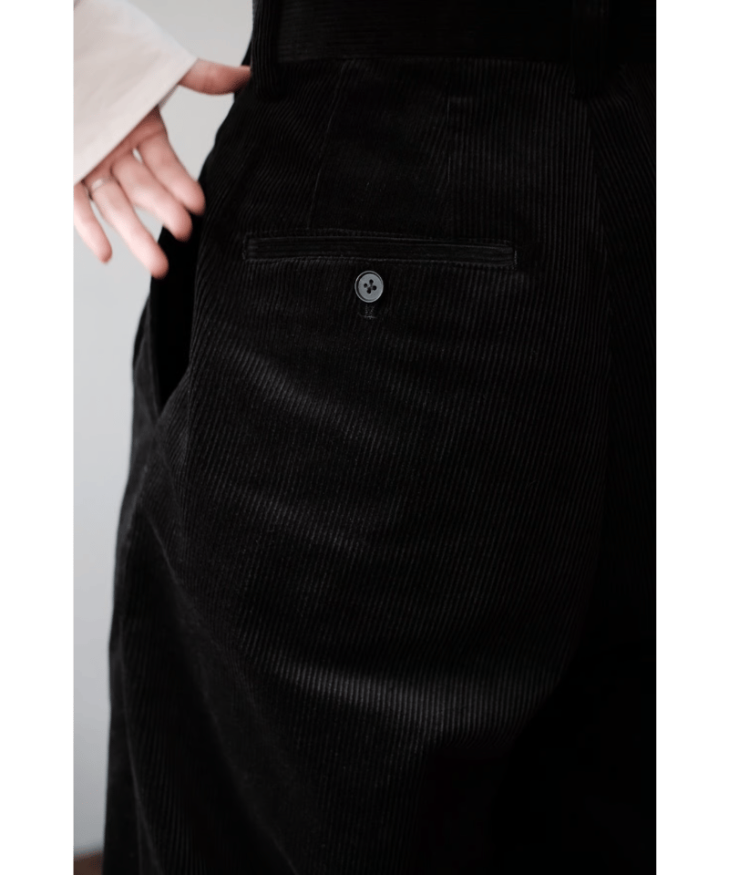 usekey 　25AW BISOWN CORDUROY BISOWN / CORDUROY 2TUCK WIDE TROUSERS(Black) |