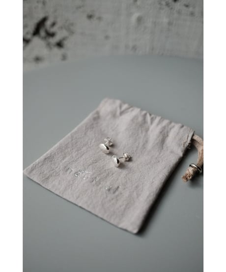 neutral / 石ころのピアス 9.0mm×7.0mm