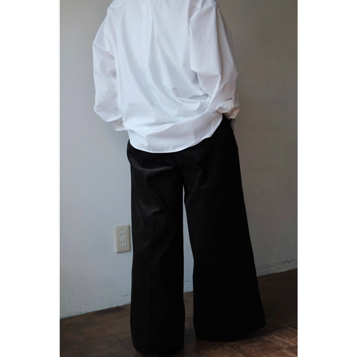 BISOWN / CORDUROY 2TUCK WIDE TROUSERS(Black) |