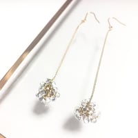 〖ピアス・樹脂ピアス〗ゆらゆら揺れるベリービーズのピアス〖クリア〗