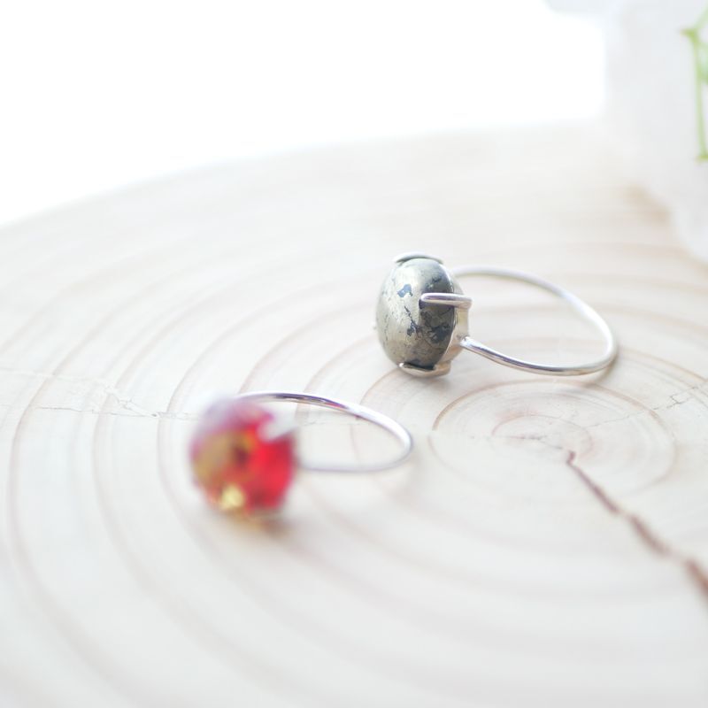 マトリックスパイライト と赤色天然石のピアス マトリックスパイライト