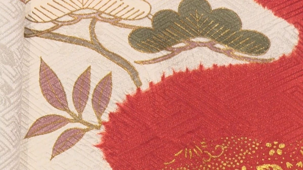 千總謹製グレー地にワインレッド、金駒刺繍の振袖着物